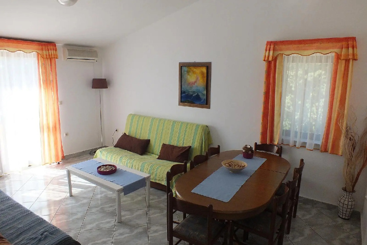 Room 4 of 9
