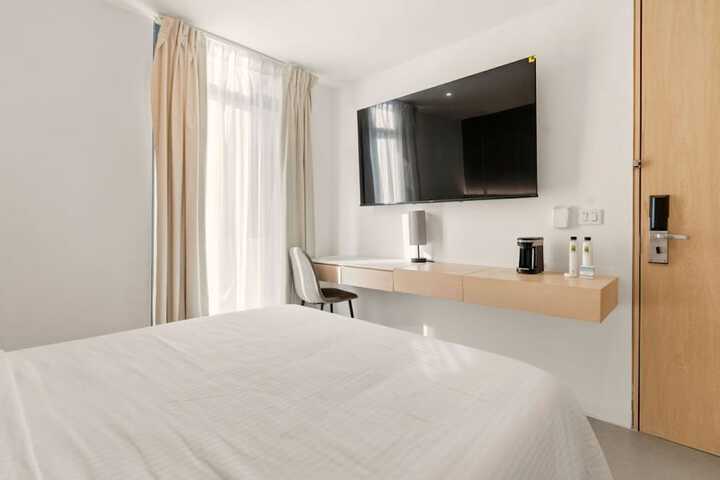 Room 14 of 90