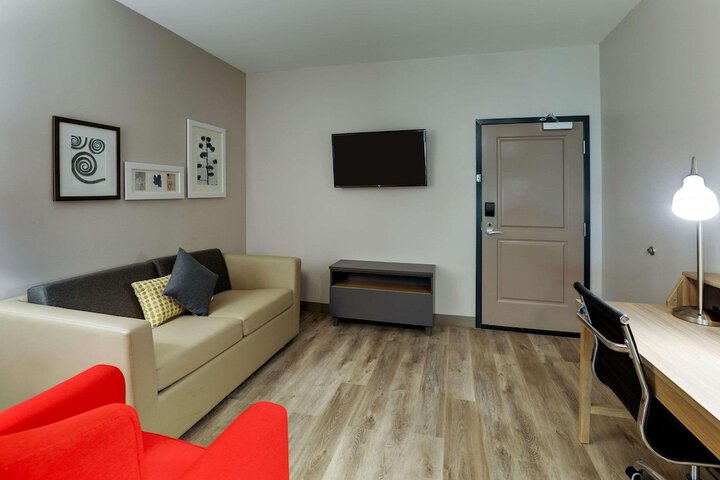 1 King Bed (2 of 14)