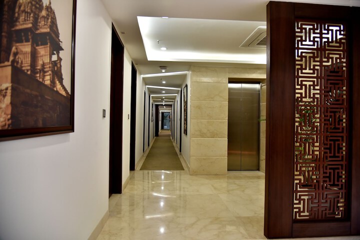 Ballroom/Hall 34 of 39