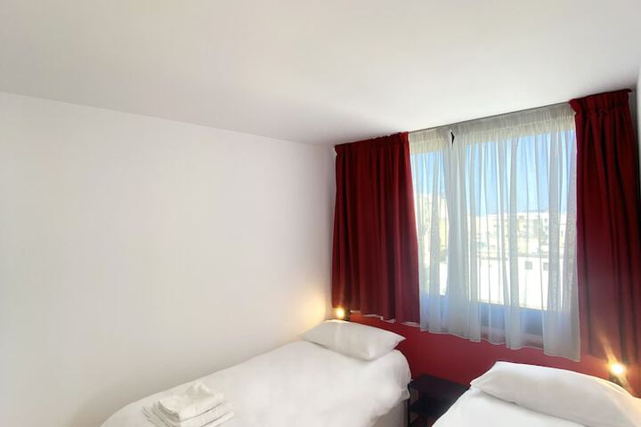 Room 4 of 34