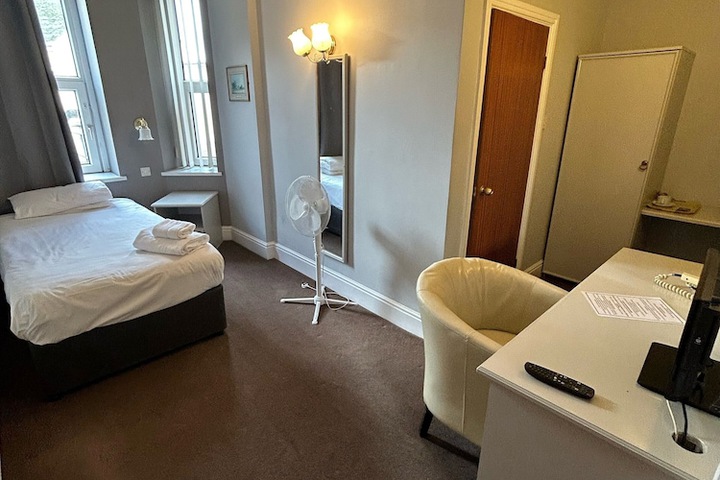 Room 4 of 32