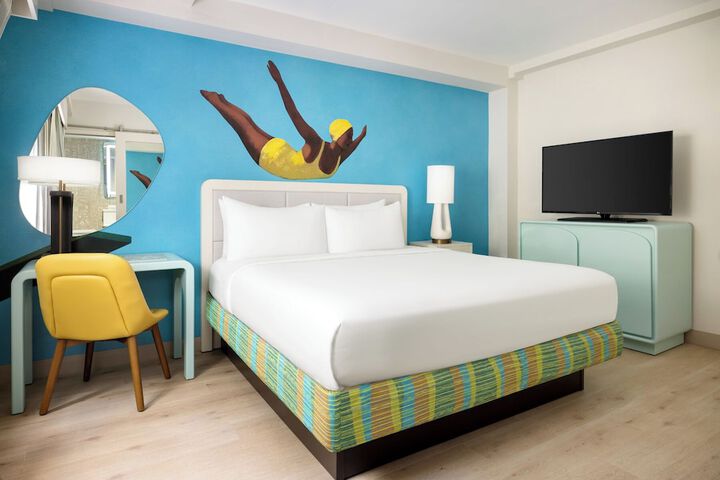 1 King Bed (4 of 9)