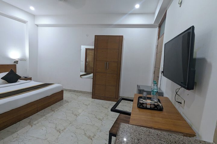Room 6 of 10