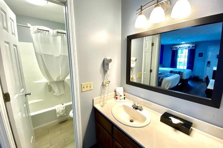 2 Double Beds Mobility Accessible (5 of 11)