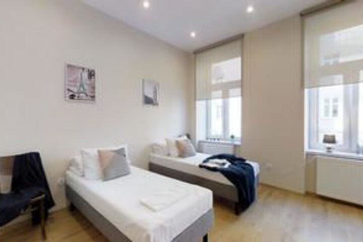 Room 4 of 11