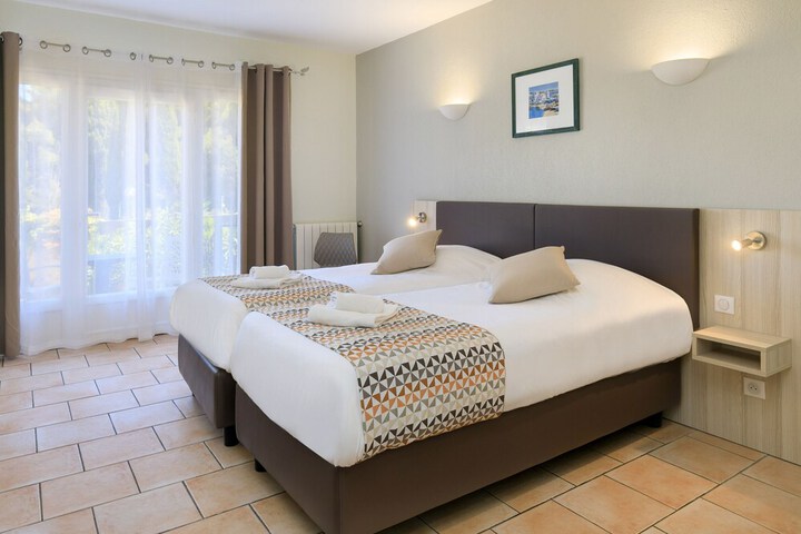 Room 2 of 33