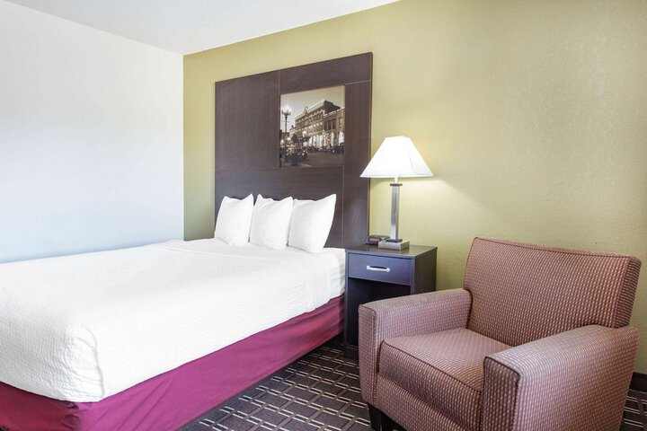 1 Queen Bed (4 of 23)