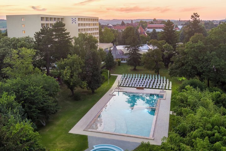 Hotel with Pool