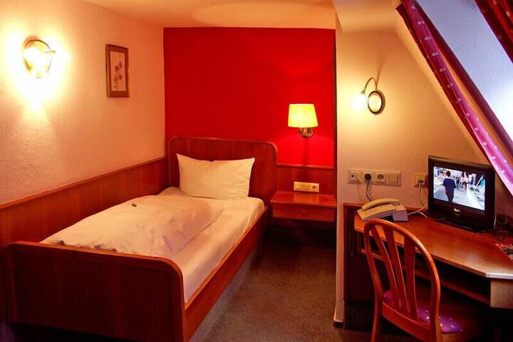 Room 3 of 18