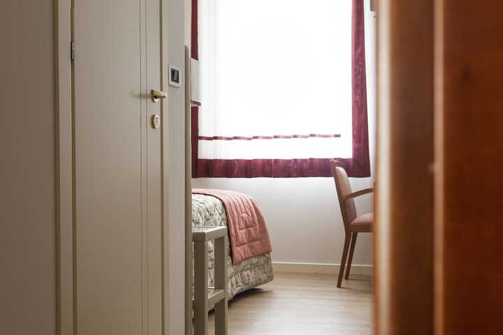 Room 4 of 12