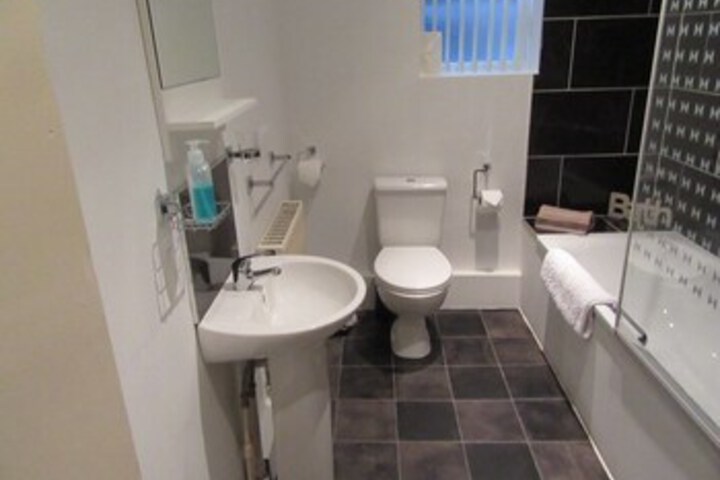 Room 4 of 16