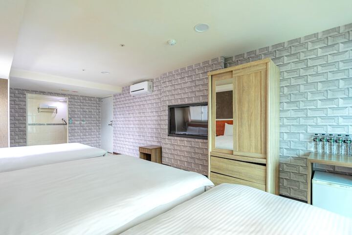 Room 13 of 81