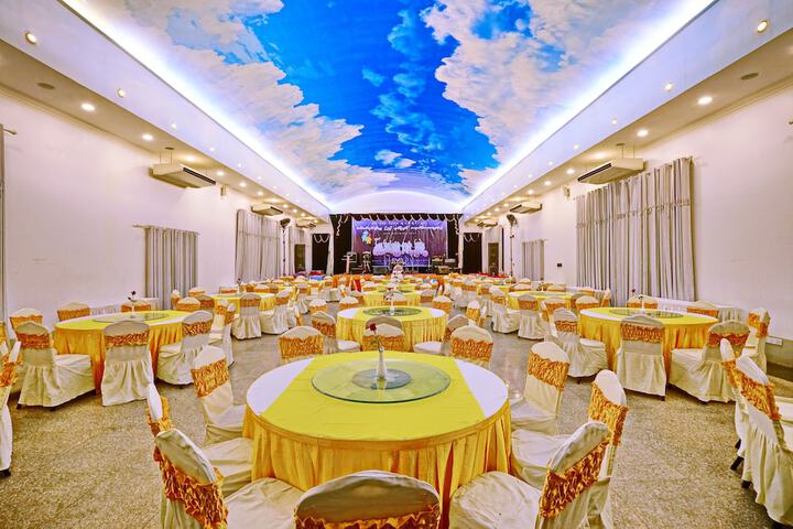Ballroom/Hall 65 of 79