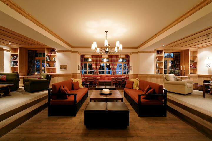 Lobby lounge