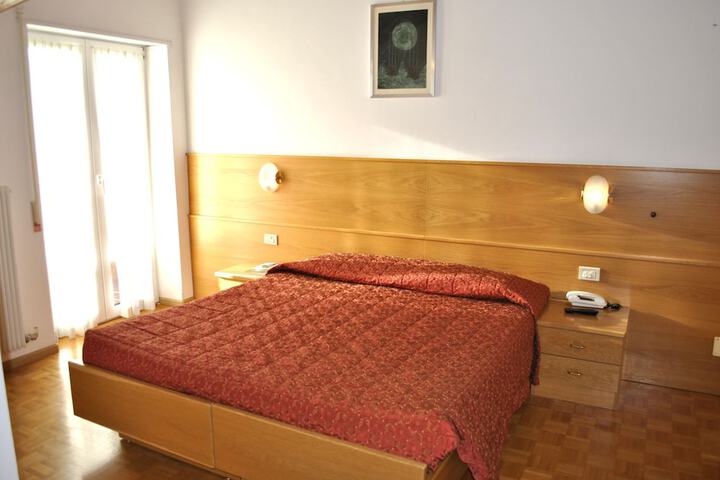 Room 11 of 33