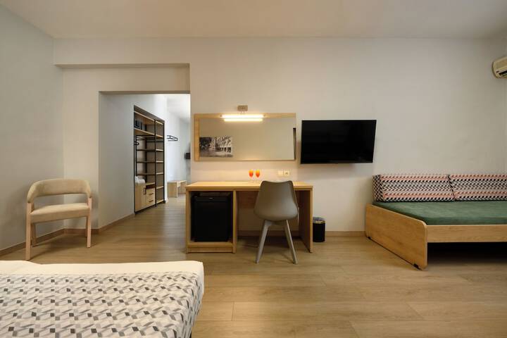 Room 33 of 180