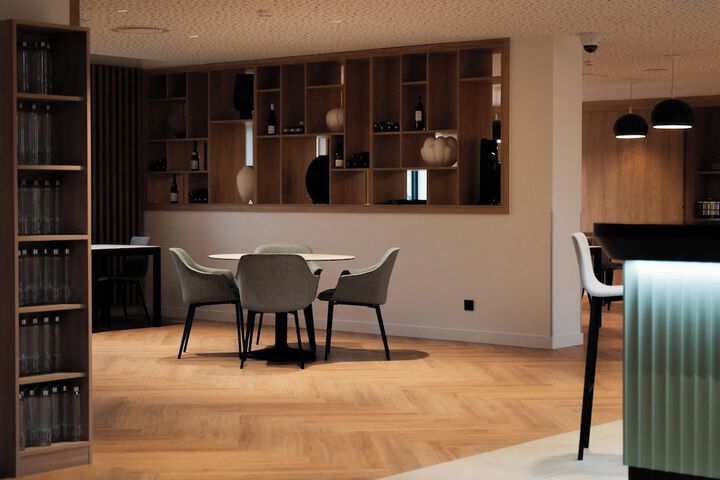 Lounge 60 of 84