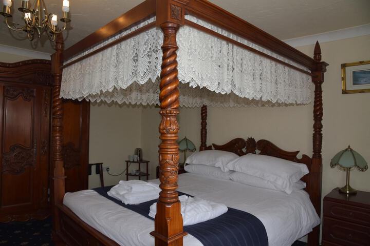 Room 15 of 28