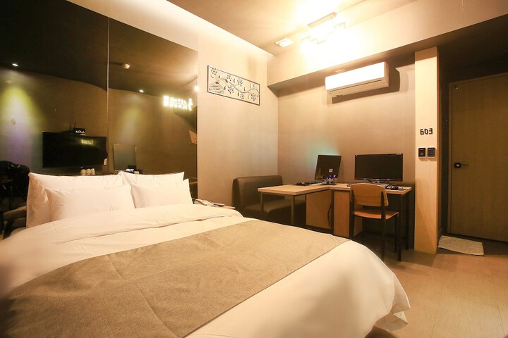 Room 72 of 91