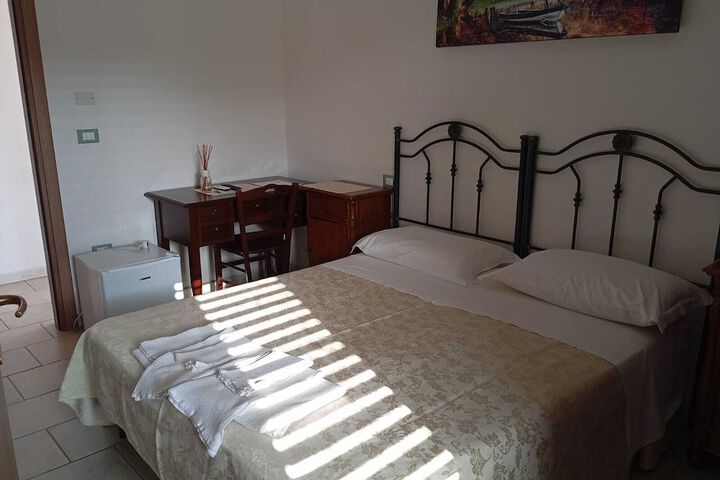 Room 6 of 28