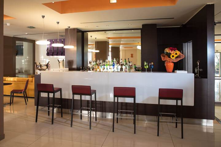 Lounge 33 of 48