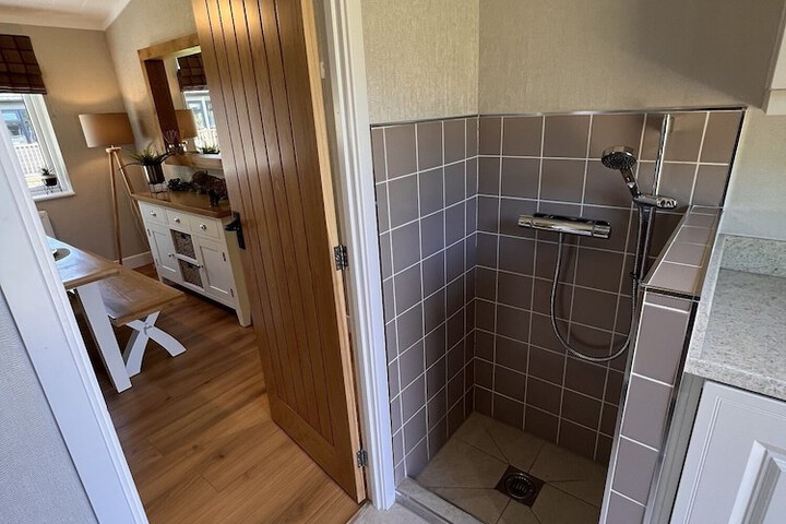 Hollicarrs - Dragonfly Lodge in York
