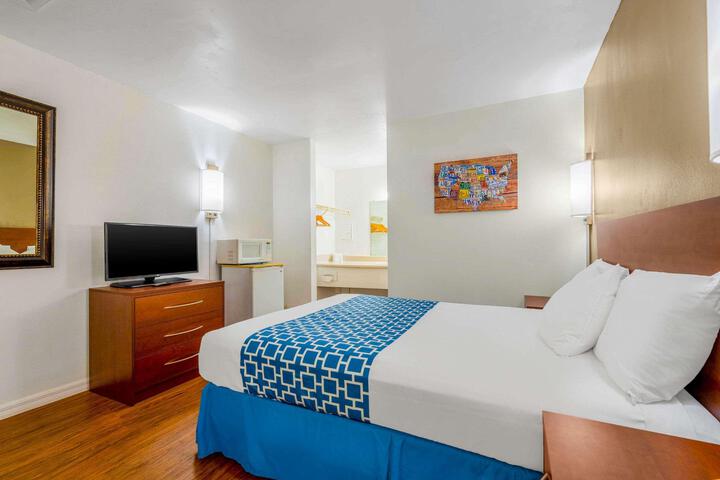 1 Queen Bed (8 of 8)