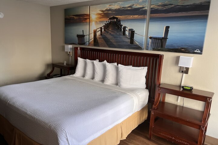 1 King Bed (10 of 16)