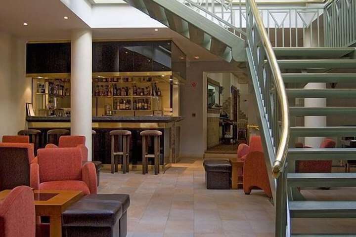 Lounge 54 of 61