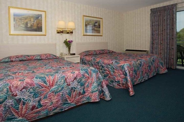 Deluxe 2 Queen Beds (3 of 9)