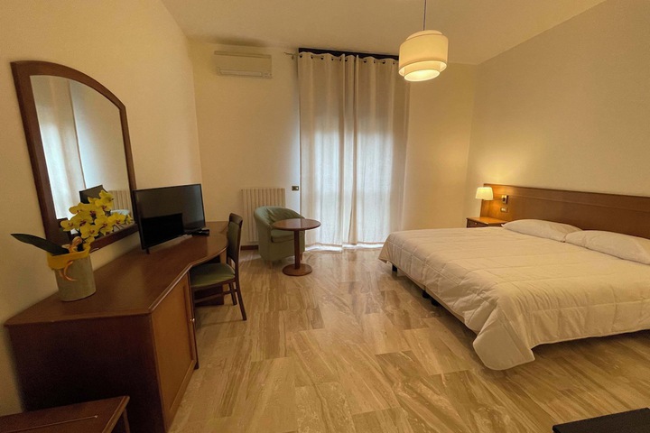 Room 7 of 18