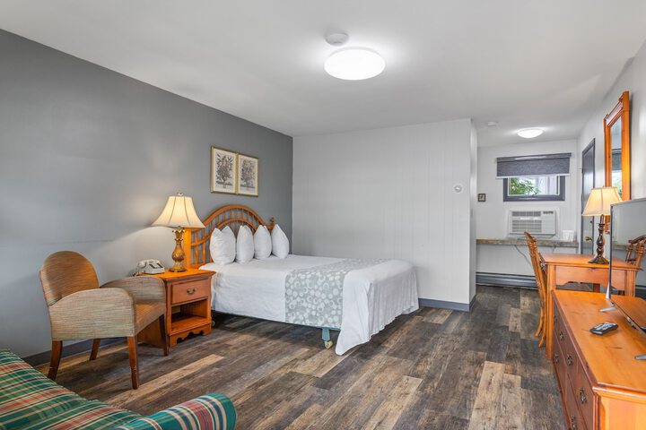 1 Queen Bed (6 of 22)