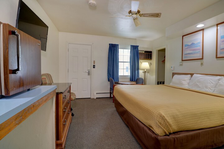 1 King Bed (2 of 3)