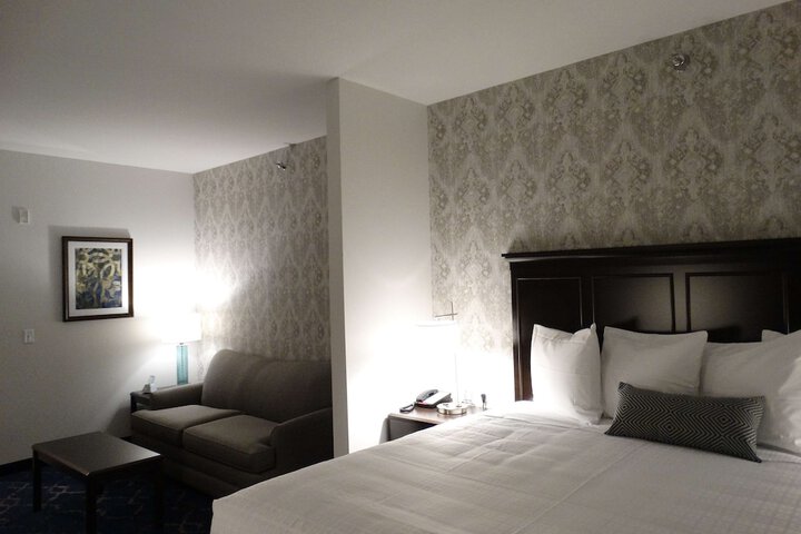 1 King Bed (8 of 18)