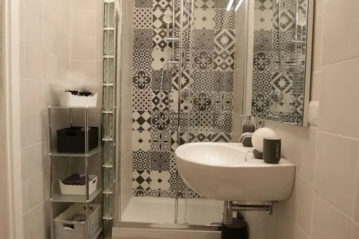 Room 6 of 12
