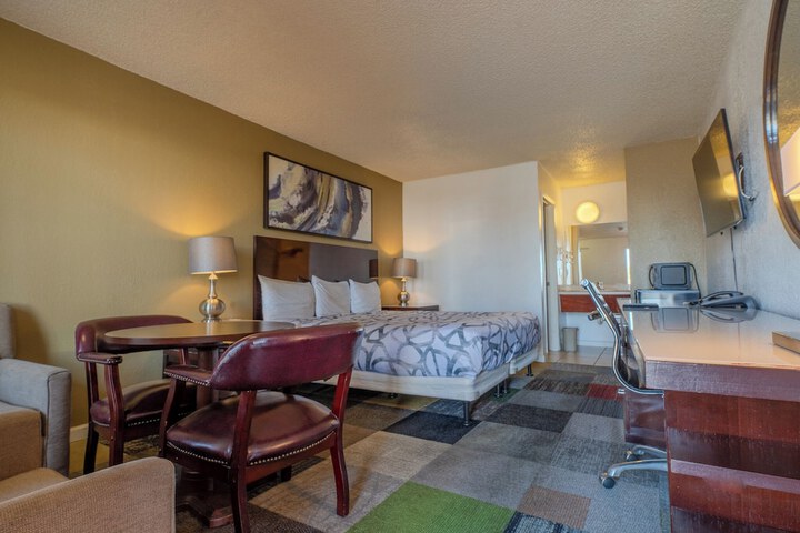 Standard King Bed Courtyard View (8 of 12)