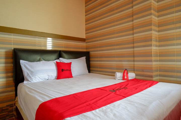 Exterior of RedDoorz near Kendari Beach 2