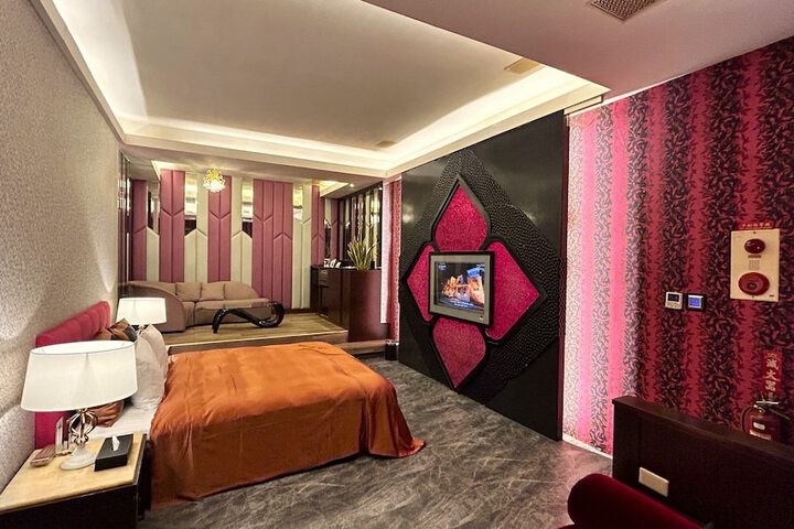 Room 53 of 97