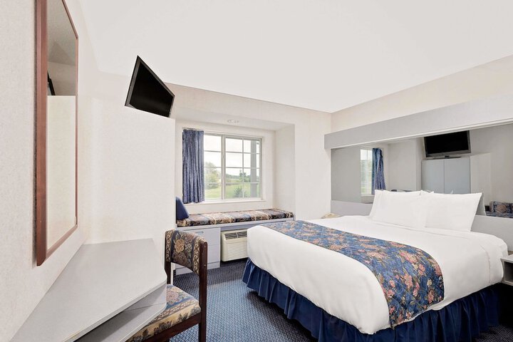 1 Queen Bed (14 of 22)