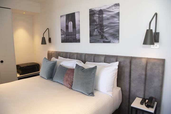 Room 4 of 108