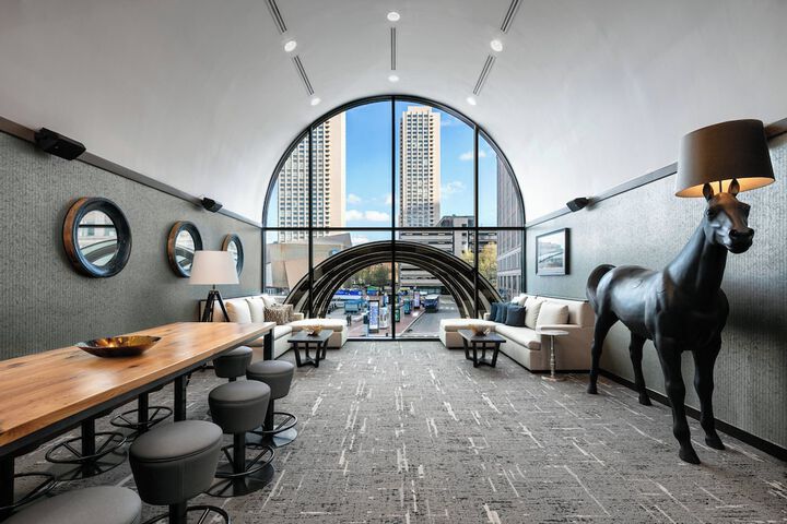 Lounge 70 of 104
