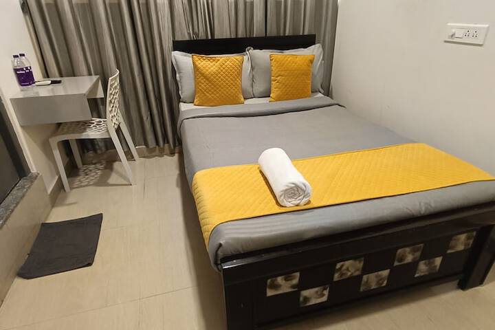 Room 5 of 10