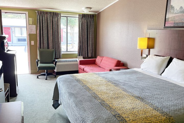 1 King Bed (2 of 6)