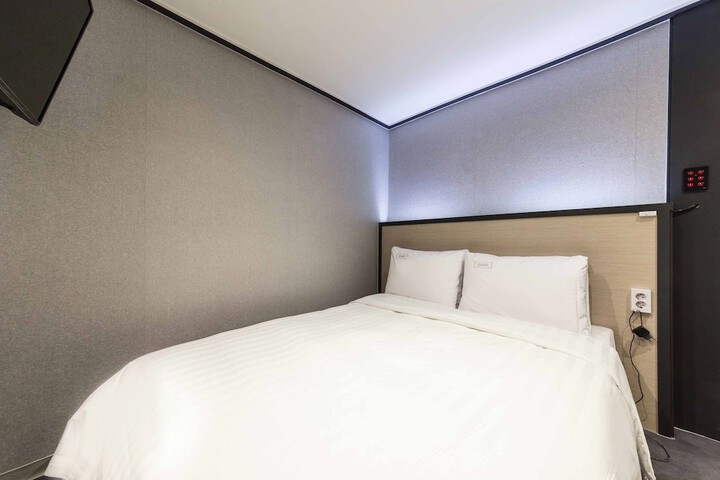 Room 3 of 20