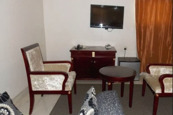 Room 9 of 14