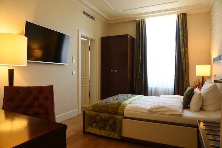 Room 9 of 40
