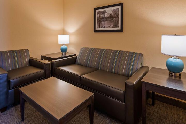 Accessible Suite Queen Bed Accessible Walk in Shower Sofa Bed Work Desk Microwave and Refrigerator Full Breakfast (11 of 30)