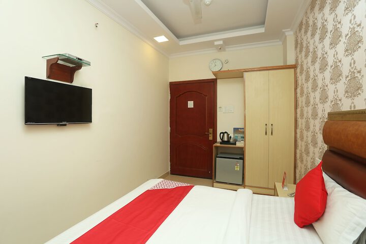 Room 6 of 9