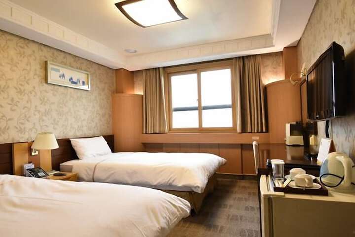 Room 6 of 16